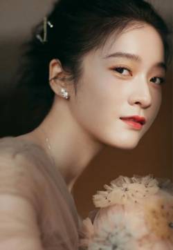中国内地浙江省义乌女演员张雪迎性感露肩写真图片