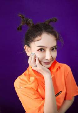 四川省成都市武侯女演员戚薇圣诞麋鹿妆写真图片