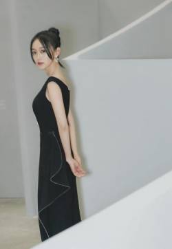 高清中国内地四川成都影视女演员王子文深V礼服性感图片