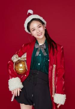中国内地四川省达州市渠县人女歌手黄英圣诞甜美俏皮写真图片