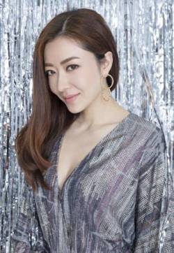 中国内地南京女演员熊黛林深V银色长裙性感图片