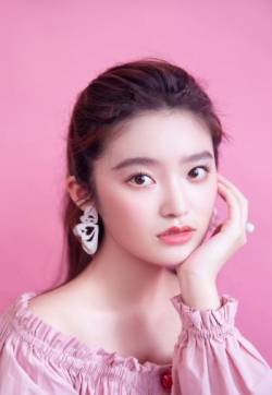 中国内地浙江慈溪女演员柴蔚粉嫩甜美时尚写真图片