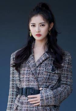北京新生代女演员陈钰琪时尚俏丽写真图片