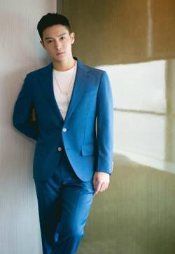 高清浙江省杭州男明显盛一伦蓝色平纹西服帅气图片