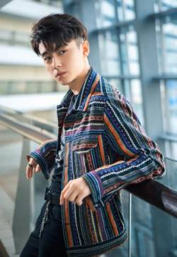 高清男星翟子路复古条纹夹克帅气写真图片