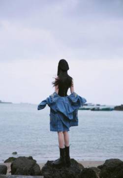 中国内地北京影视女演员杨幂酷美性感海边写真图片