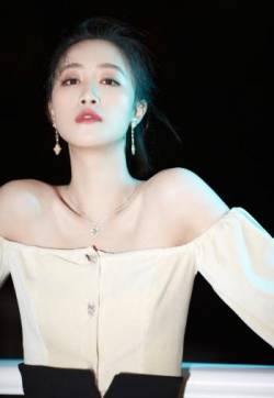 中国大陆内地女演员蓝盈莹一字肩性感优雅写真图片