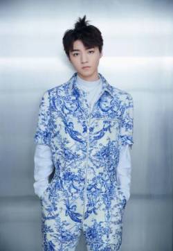 高清中国内地男歌手演员王俊凯连体裤清新雅致写真图片