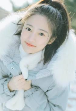 中国内地海市女演员汤梦佳清纯可爱冬日写真图片