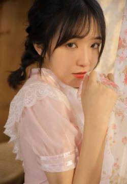 高颜值美女萝莉柳岩清秀俏皮私服写真图片