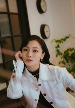 中国内地内蒙古自治区牙克石女演员叶青复古妩媚写真图片
