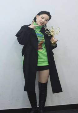 高清四川成都美女李斯丹妮获奖照图片