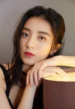高清内陆女星万鹏吊带裙甜美写真图片