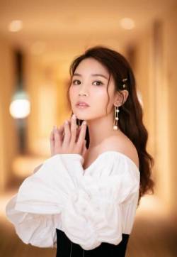 中国内地四川省达州市渠县人女歌手黄英一字肩优雅灵动写真图片
