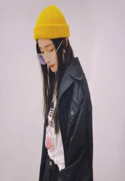 中国内地北京影视女演员杨幂小黄帽私服俏皮写真图片