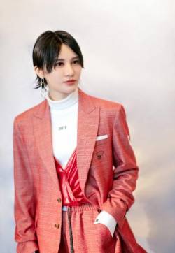 高清中国内地安徽芜湖女演员李纯深v礼服性感写真图片
