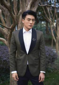 四川成都男演员孙艺洲雅痞绅士感写真图片