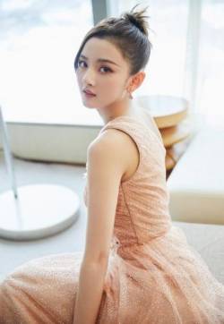 中国北京当代95后女演员宋祖儿粉纱裙仙气写真图片