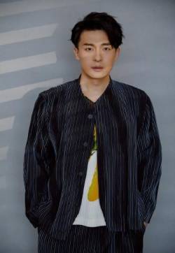 四川成都男演员孙艺洲条纹套装雅痞范写真图片