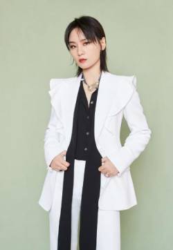 高清湖南长沙美女周笔畅黑白拼接装优雅写真图片