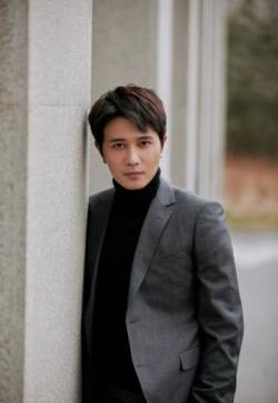 中国内地吉林省长春影视男演员彭冠英清冷英俊街拍写真图片