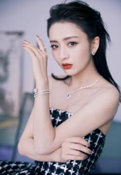高清中国内地新疆伊犁影视女演员佟丽娅黑色礼裙飒美写真图片