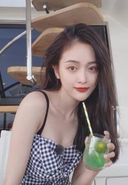 高清女明星吴宣仪吊带裙海边写真图片