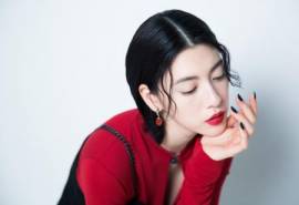 日本女优三吉彩花红色长裙性感写真