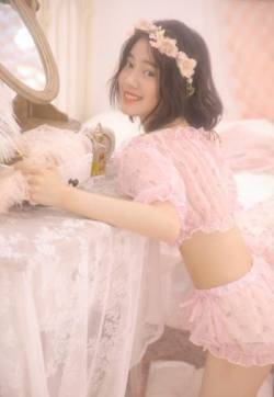 小蛮腰美女粉红蕾丝唯美性感写真