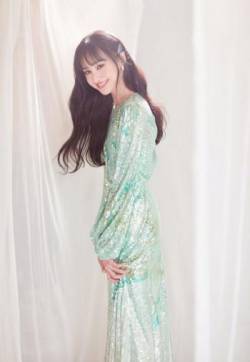 高清中国内地女演员郑爽亮片裙优雅舞台照图片图片