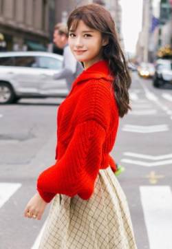 高清台湾省华语影视女演员陈意涵红色毛衣靓丽街拍图片