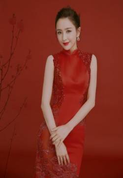 高清中国内地新疆伊犁影视女演员佟丽娅红色旗袍喜庆性感写真图片