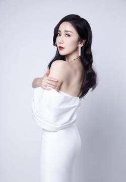 娄艺潇露肩白裙性感写真图片