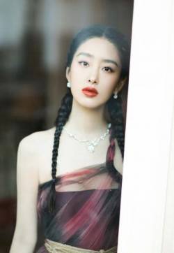 中国内地女演员、歌手、主持人杨采钰麻花辫曼妙优雅写真图片