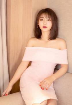 高清中国内地北京朝阳女演员邢菲一字肩礼服性感写真图片
