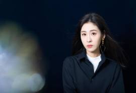 中国大陆天津女歌手张碧晨黑色工装风性感时尚写真