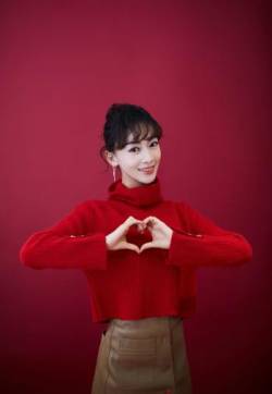 高清中国内地北京人影视女演员吴谨言红色毛衣俏皮写真图片