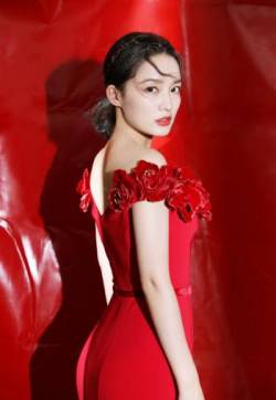 中国内地江苏省苏州市影视女演员李沁红色礼裙性感写真图片