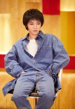 高清湖北十堰男星华晨宇歌手第八季剧照图片