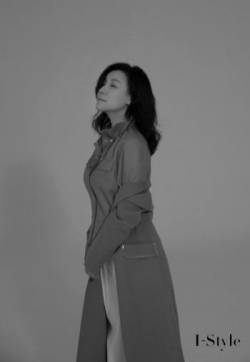 高清江苏省徐州美女刘琳西柚色皮衣优雅时尚写真图片