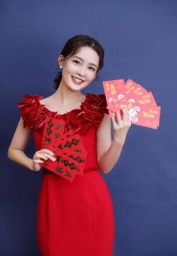 中国内地江苏省苏州市影视女演员李沁喜庆甜美写真图片