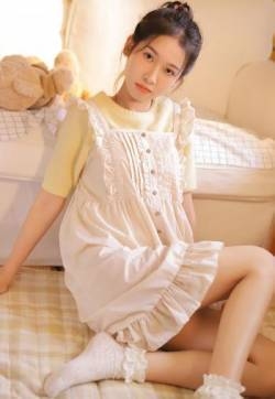 可爱丸子头美少女性感迷人写真图片