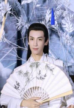 高清四川省成都男演员罗云熙《月上重火》白衣古装造型图片