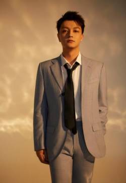 中国影视男演员张晓谦西装酷帅写真图片
