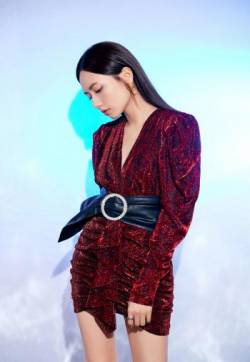 中国深圳美女演员刘惜君深v红裙性感写真图片