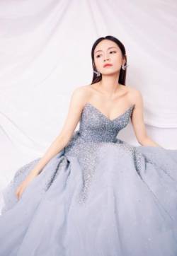 中国深圳美女演员刘惜君长裙优雅写真图片