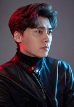 高清中国内地四川成都男演员李易峰黑色皮衣型男写真图片