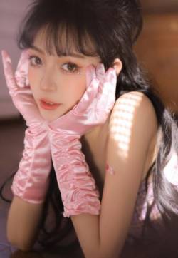 清纯90后低胸美女轻熟性感私房写真