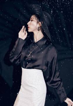 中国大陆云南楚雄彝族自治州楚雄女演员胡静性感优雅写真图片