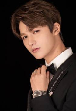 高清内陆男星朱正廷黑色绅士写真图片